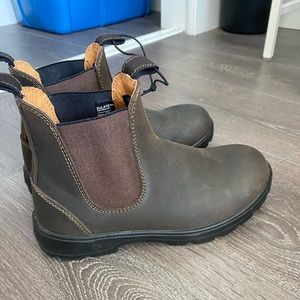 Water resistant blundstone style boots